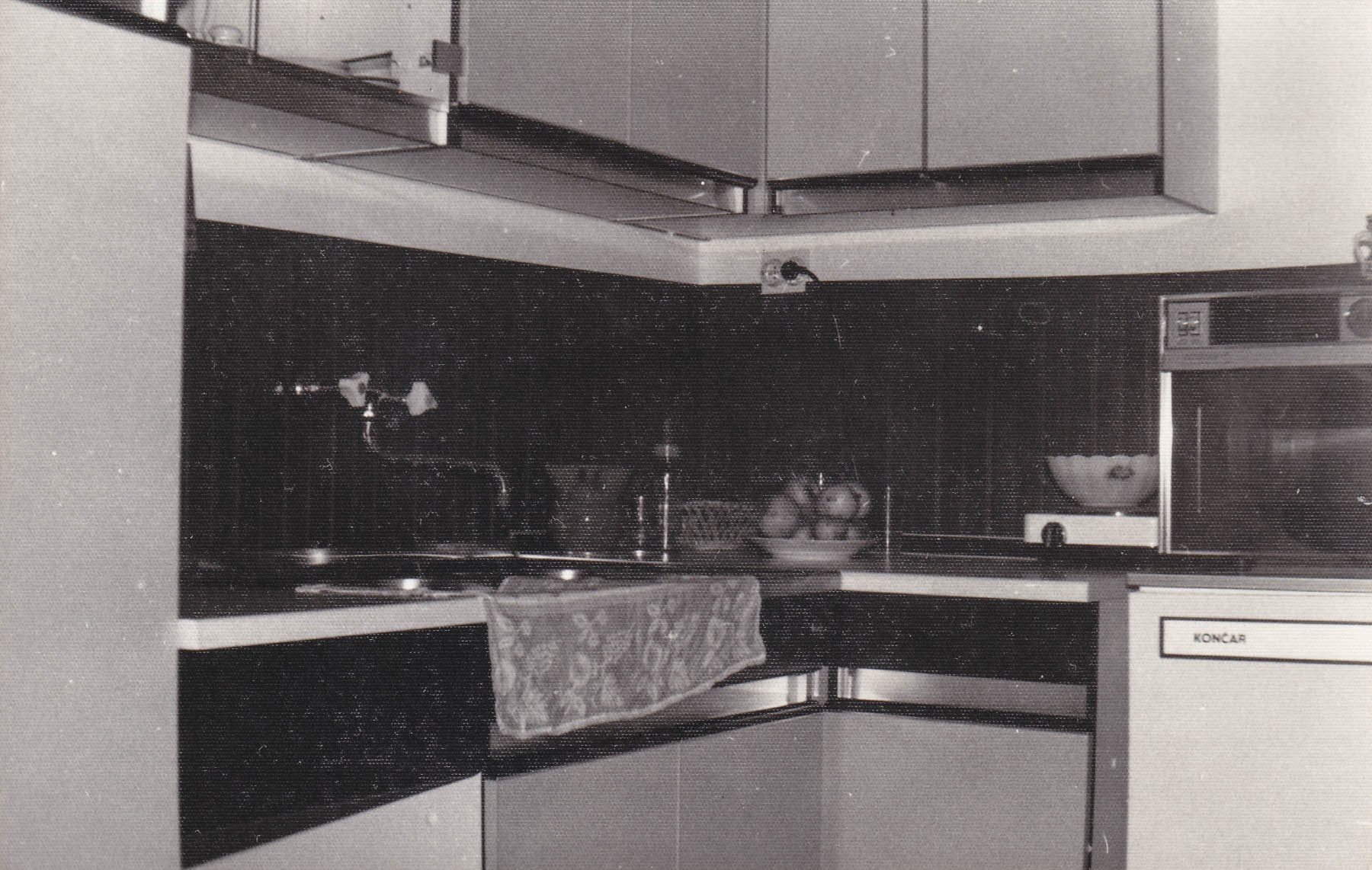 Ово му је најстарија фотка, снимљено у нашој кујни јуна 1981. Микроталасни је на фрижидеру, решо до њега.