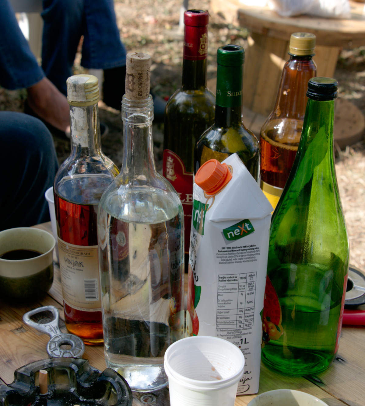 С лева надесно: вињак, лоза, сок, тутифрути
