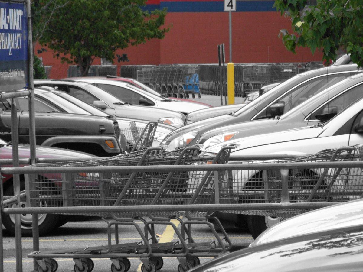 Испред Волмарта. Претходно су колица била тамноплава, ова графитносива је од прошле године.