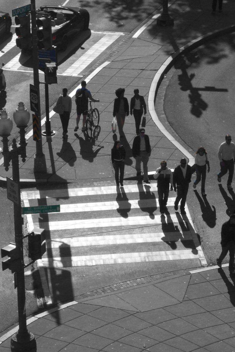 Бар троје пролазника има на себи нешто у боји, пронађите сами! Диси, кад је био АСРМ.